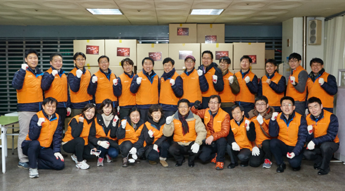 쪽방촌을 찾아 추운 겨울을 날  수 있는 방한용품을 전달하는 사랑나눔 활동을 펼쳤습니다.