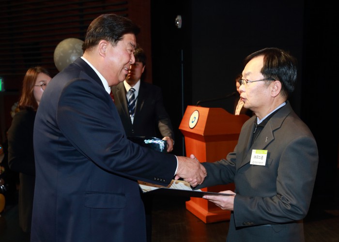 코스콤(한국증권전산)은 여성장애인과 저소득가정 아동 등 사회취약계층을 대상으로 한 다양한 사회공헌활동 공로를 인정받아 ‘여성가족부장관상’과 ‘영등포구청장상’을 연이어 수상했다