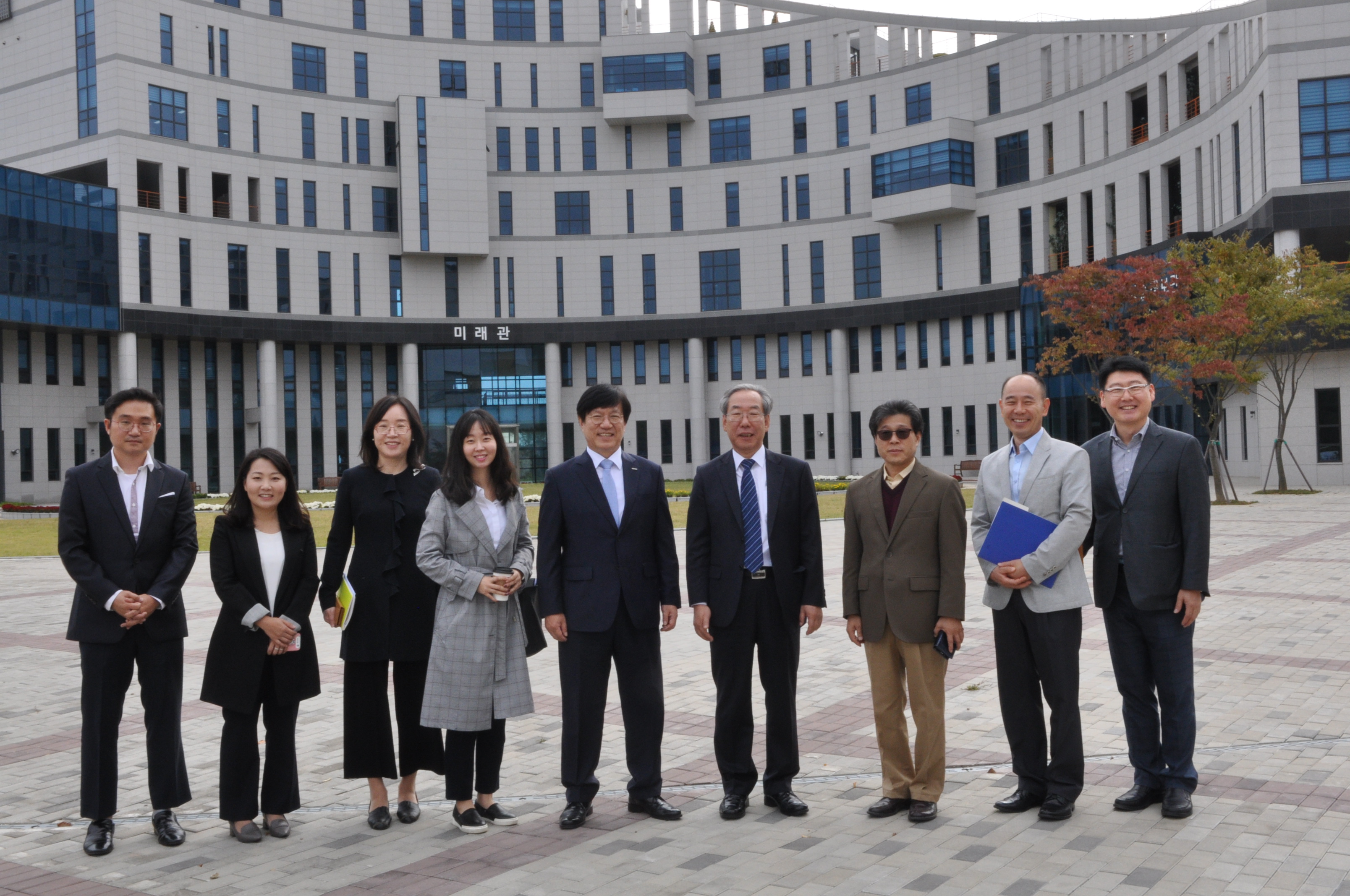 한국복지대학교 미래관 앞에서 함께 찍은 사진