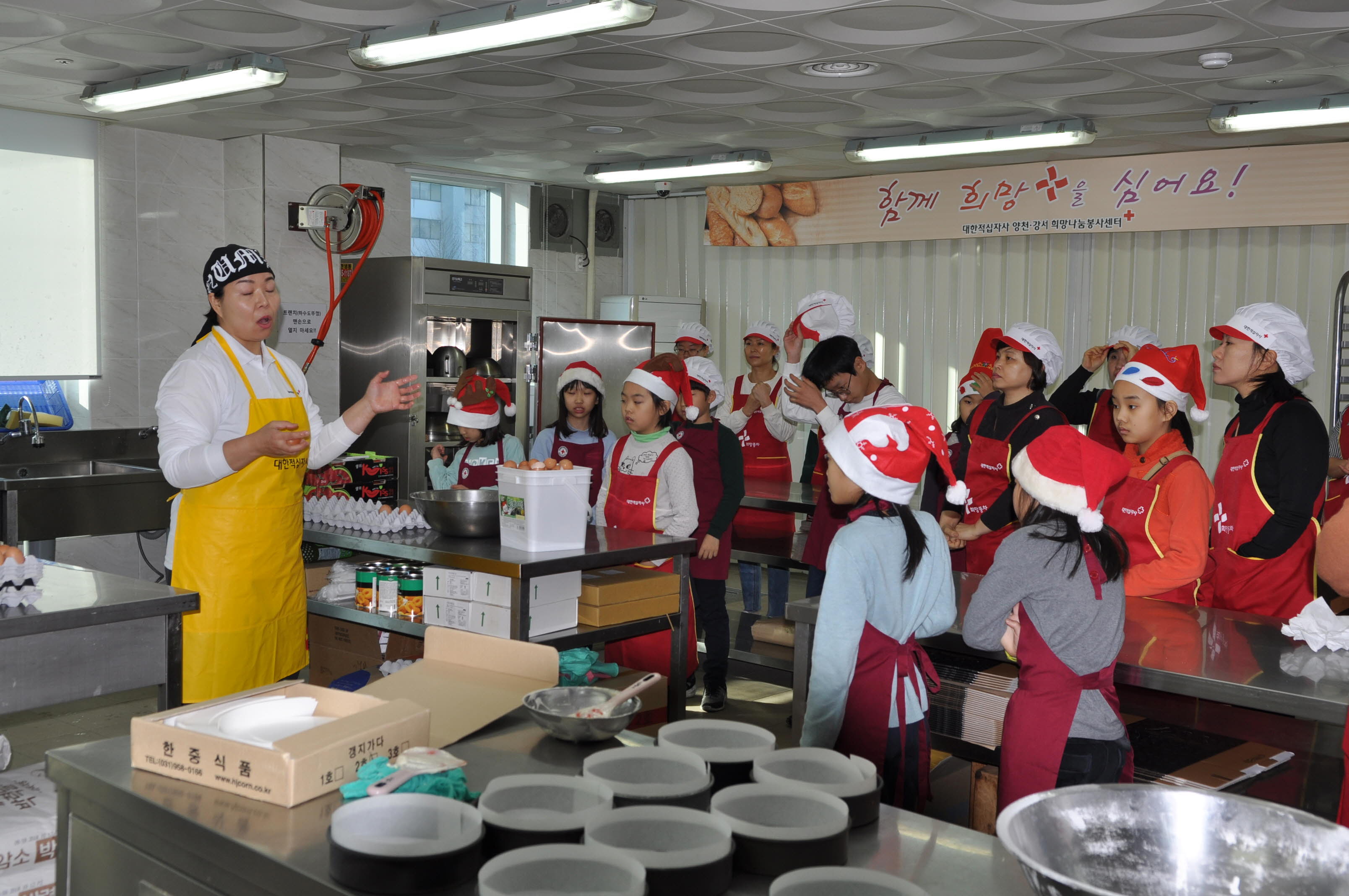 케이크 만들기 설명 듣는 중