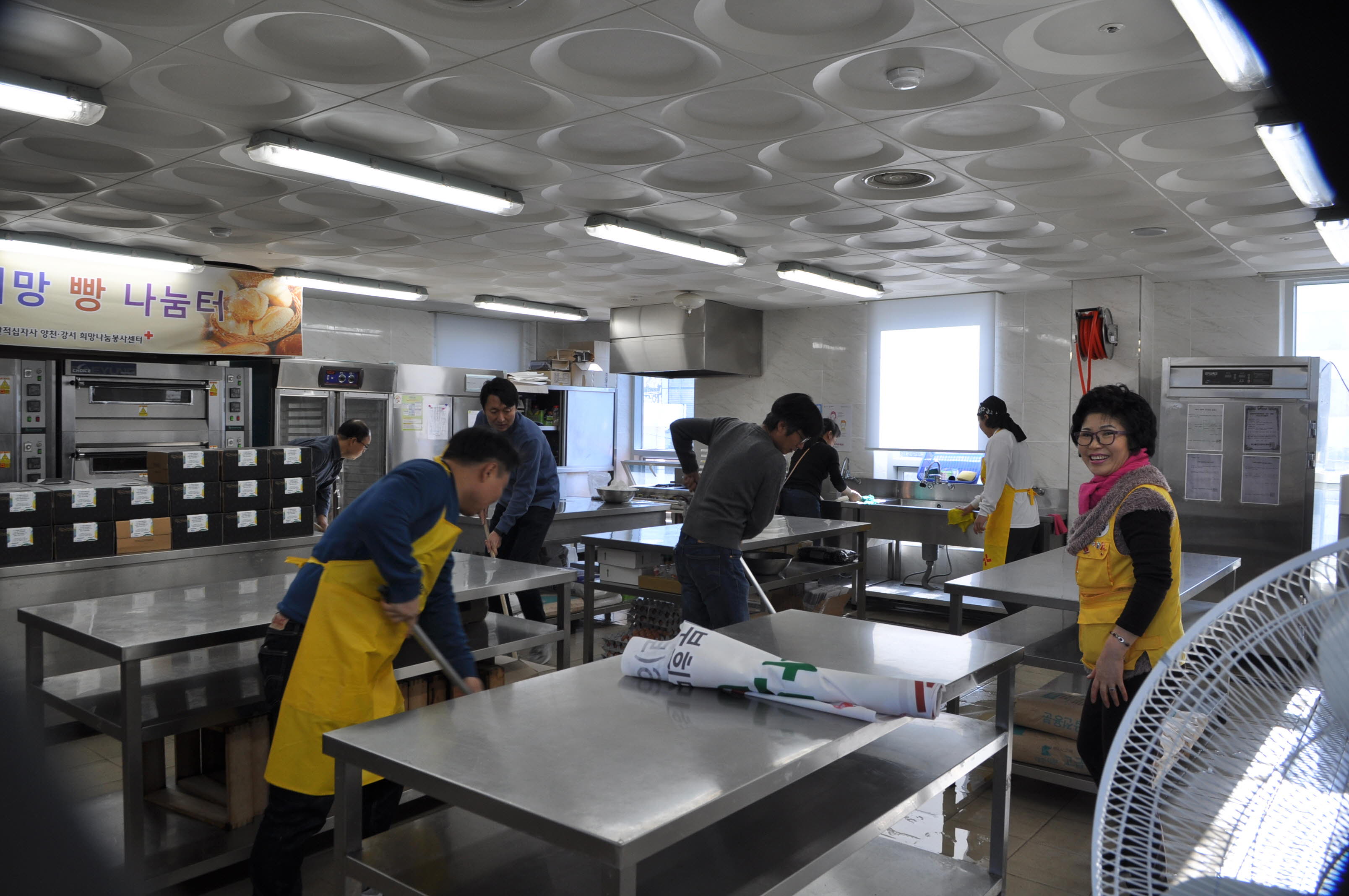 케이크 만들고 난 후 깔끔하게 청소하는 모습