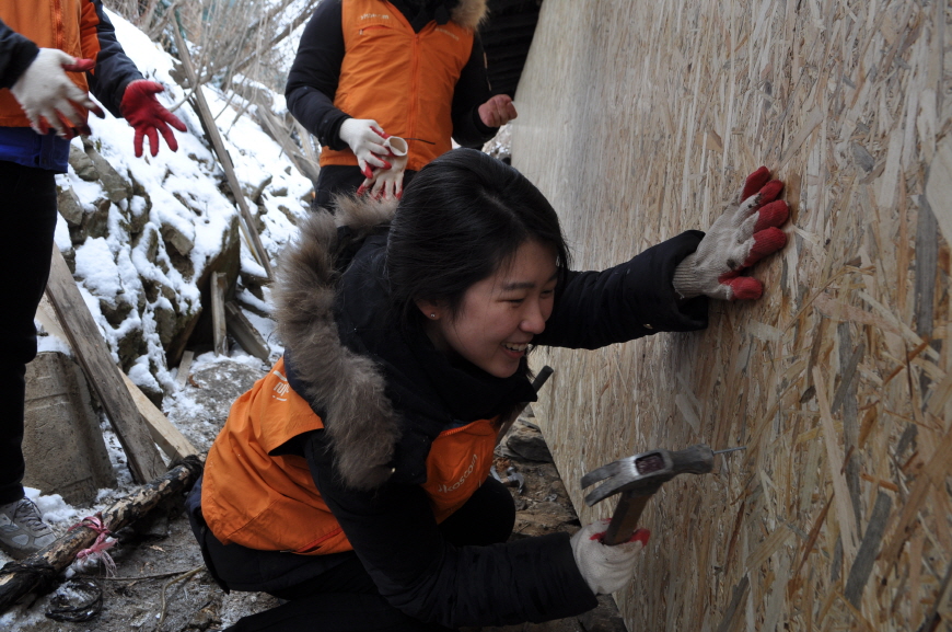 외벽을 작업하고 있는 신입사원2
