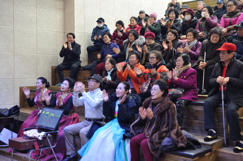 식사 후 축하공연을 보고 계시는 어르신들