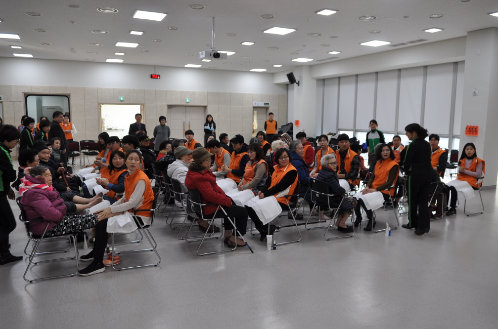 식사 후 어르신들의 발 마사지 중인 직원들