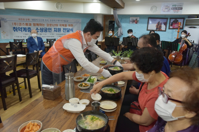 영등포구내 어르신 배식봉사 사진_배식하는 모습