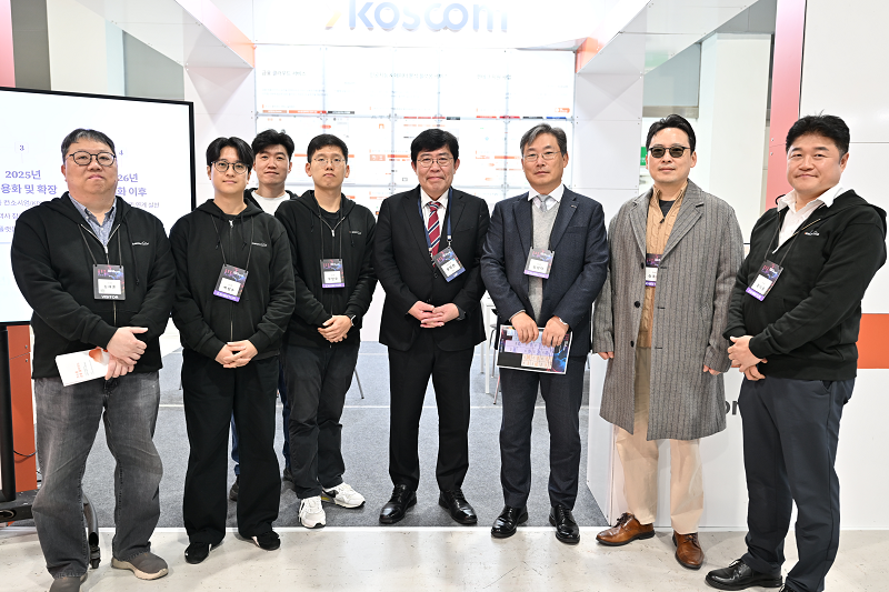 「코리아 핀테크 위크 2025」코스콤 부스 앞에서 직원들과 함께한 윤창현(가운데) 사장 이미지